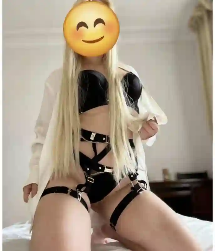 sexy escort Dina in Other Location offering a massage and sex date, find your sex dreams with escorts